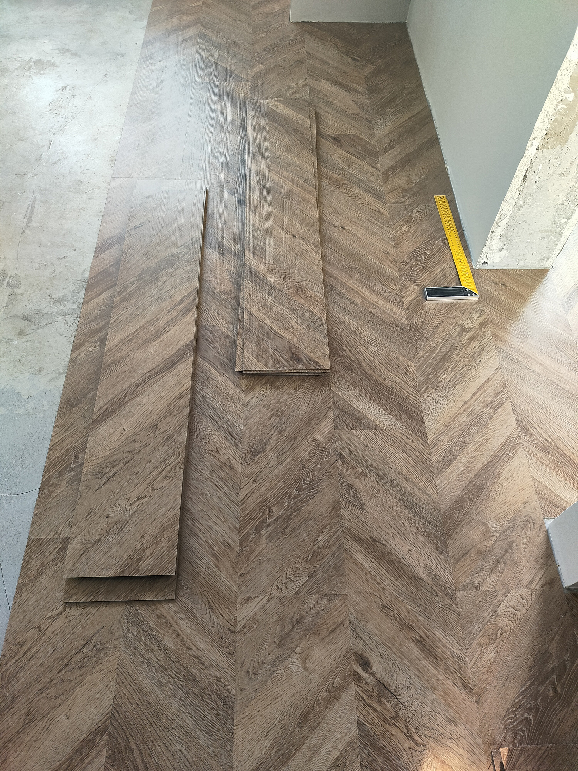 Укладка клеевого кварц винила Alpine Floor